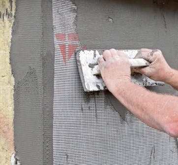 Armeringsnett til isolering av grunnmur Armeringsnettet til isolering av grunnmur skjæres til og arbeides inn i den våte mørtelen